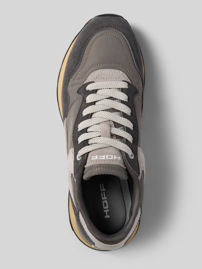 Produktfoto, Sneaker aus Leder-Mix mit Logo-Detail Modell 'City' von HOFF, abgerundete Passform, cremefarbene Schnürsenkel, leicht profilierte Sohle, Textur-Mix in Grau- und Beigetönen, Damen Sneaker Kontext