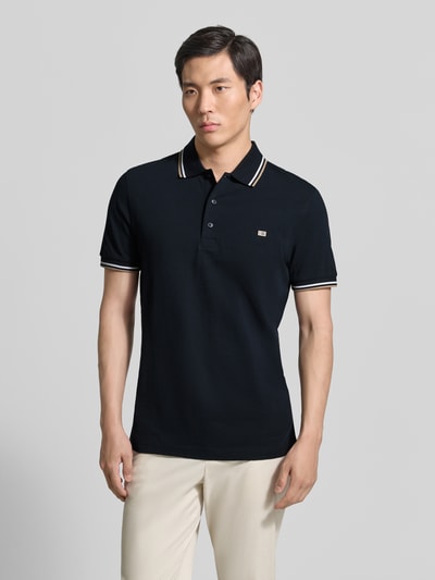 Männermodel trägt Regular Fit Poloshirt mit Kontraststreifen von Christian Berg Men aus Reine Baumwolle, Knopfleiste, Ganzkörperansicht von vorne.
