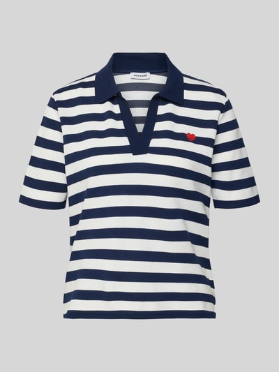 Produktfoto, Regular Fit Poloshirt mit Viskose-Anteil Modell 'Februar' von More & More, elastischer Viskose-Mix, marineblau-weiß gestreift, Polokragen, kurzärmelig, rotes Herz-Motiv-Stitching, Rückenlänge 54 cm bei Größe 36