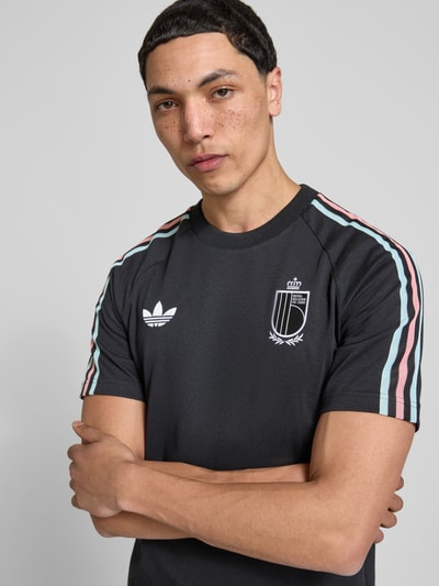 Männermodel trägt Regular Fit T-Shirt aus Baumwoll-Mix Modell 'RBFA OG' von adidas Originals, unifarben, Nahaufnahme Oberkörper