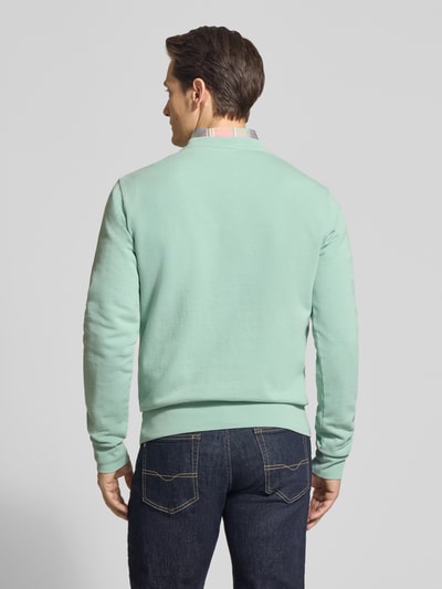 Männermodel trägt Relaxed Fit Sweatshirt aus reiner Baumwolle von Polo Ralph Lauren, Optik: Unifarben, Ganzkörperansicht Rückansicht.