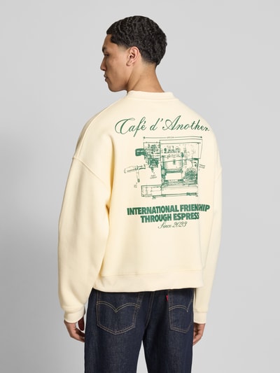 Männermodel trägt Regular Fit Sweatshirt mit Logo-Print von ANOTHER COTTON LAB, cremefarben, Baumwoll-Mix, Rückansicht, Ganzkörperansicht.