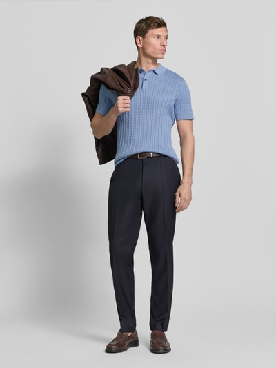 Männermodel trägt Slim Fit Poloshirt in Strick-Optik von Christian Berg Men in Hellblau, reine Baumwolle, Ganzkörperansicht von vorne.