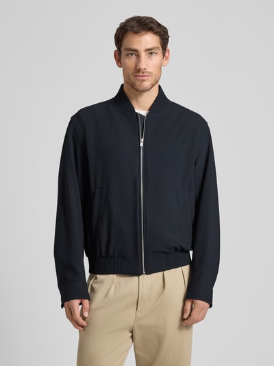 Männermodel trägt Regular Fit Blouson mit Baseball-Kragen Modell 'H-COMBO' von BOSS, Optik:Allover-Muster, Seersucker, Ganzkörperansicht von vorne.
