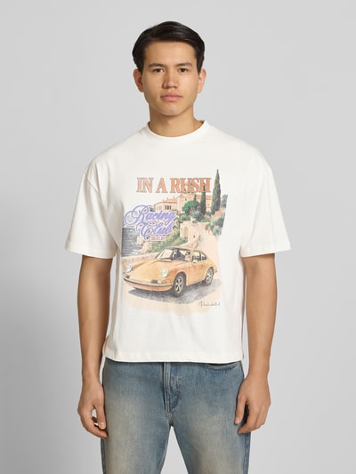 Männermodel trägt T-Shirt mit Motiv-Print Modell 'Speeding' von PROHIBITED in Weiß, Baumwolle, Relaxed Fit, Rundhalsausschnitt, Ganzkörperansicht von vorne.