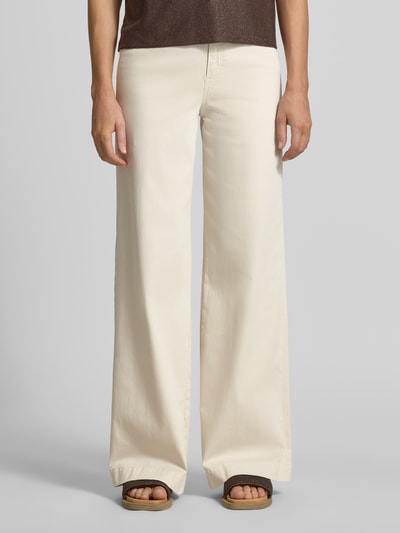 Frauenmodel trägt Wide Leg Hose mit Gürtel von Marc Cain aus Baumwoll-Lyocell-Mix mit Eingrifftaschen, Innenbeinlänge 83 cm, Nahaufnahme Oberkörper.