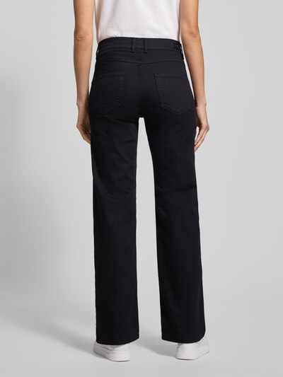 Kobiece modelka nosi Slim Fit Jeans z 5 kieszeniami model 'CICI' od Angels, czarna bawełna, prosty krój, widok całej sylwetki z tyłu.