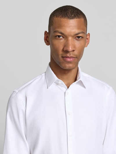 Męski model nosi Slim Fit Business-Hemd mit Kentkragen od Jake*s, biały, bawełna, krój slim fit, zbliżenie na górną część ciała.