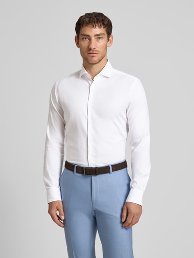 Männermodel trägt Slim Fit Businesshemd aus Baumwoll-Mix Modell 'H-HANK-SP-C1' von BOSS, Optik: Unifarben, Strukturiert, Ganzkörperansicht von vorne.