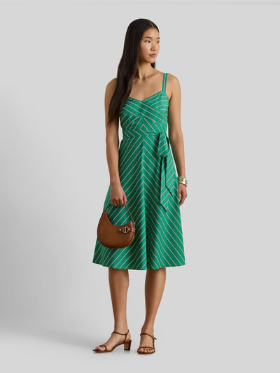 Frauenmodel trägt Tailliertes Freizeitkleid aus reiner Baumwolle von Lauren Ralph Lauren in Grün mit weißen Streifen, Bindeband, Midi-Länge, Allover-Muster und herzförmigem Ausschnitt, Ganzkörperansicht von vorne.