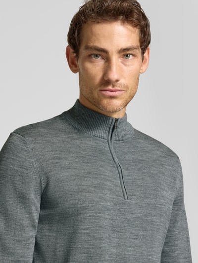 Männermodel trägt Regular Fit Sweatshirt aus reiner Schurwolle von MAERZ Muenchen in Grau, Troyer-Kragen, Nahaufnahme Oberkörper.