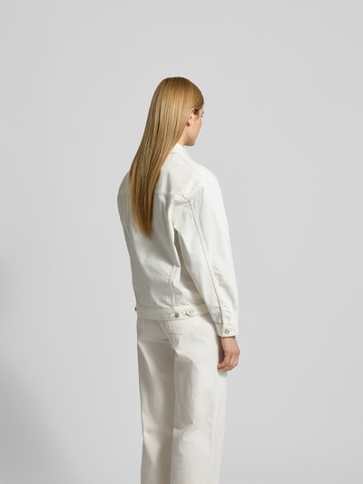 Frauenmodel trägt Regular Fit Jacke mit Umlegekragen von Anine Bing aus reiner Baumwolle in Offwhite, Eingriff- und Brusttaschen, Rückansicht, Ganzkörperansicht.
