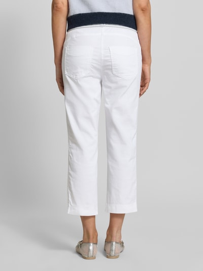 Frauenmodel trägt Jogpants mit elastischem Bund Modell 'Sue' von TONI aus weißem Baumwoll-Mix mit Stretch-Anteil, 3/4-Fit, Gesäßtaschen, Ganzkörperansicht Rückansicht.