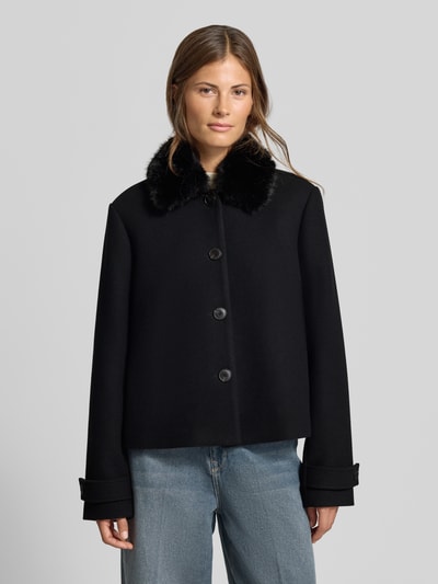 Frauenmodel trägt Regular Fit Jacke mit durchgängiger Knopfleiste von MYON in Schwarz, Umlegekragen, Langarm, Jeans, Ganzkörperansicht von vorne.