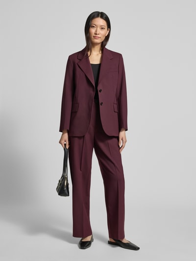 Vrouwenmodel draagt Relaxed Fit Kurzblazer aus Wollmix van Tommy Hilfiger, effen bordeaux, 2-knoopsluiting, relaxed fit, volledig lichaam vooraanzicht.