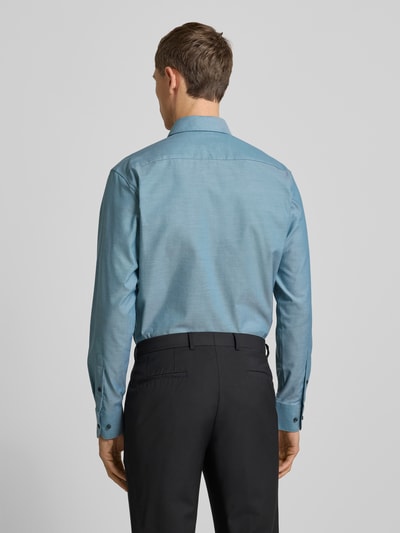 Männermodel trägt Regular Fit Businesshemd aus Baumwolle mit Kentkragen von Eterna in Blau, Rückansicht, Ganzkörperansicht Rückansicht. Rückenlänge 80 cm, Schulterbreite 49 cm, Ärmellänge 65 cm, Knopfleiste, Brusttasche.