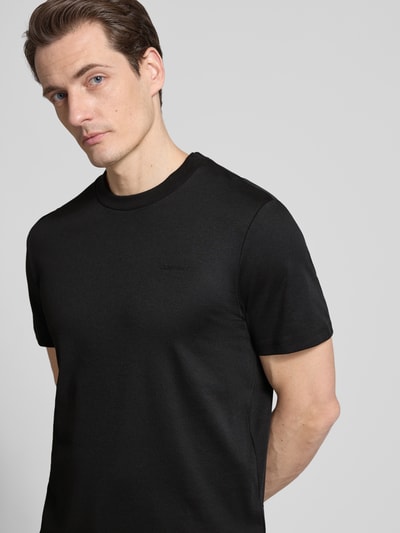 Männermodel trägt T-Shirt mit Rundhalsausschnitt von CK Calvin Klein, katoenmix, regular fit, zwarte kleur, borstlogo, Nahaufnahme Oberkörper