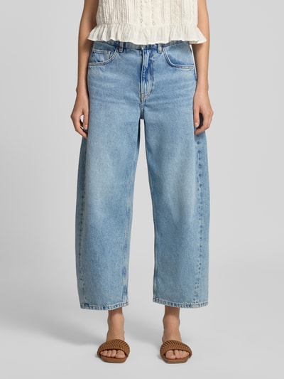 Frauenmodel trägt Wide Fit Jeans im 5-Pocket-Design Modell 'Bimba' von MANGO, hellblaue Baumwolle, strukturierte Oberfläche, Ganzkörperansicht von vorne.