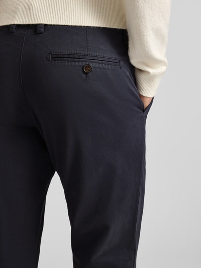 Männermodel trägt Chino mit französischen Eingrifftaschen von Christian Berg Men aus Baumwoll-Elasthan-Mix, Unifarbenes-Design, Detailaufnahme Rückansicht.