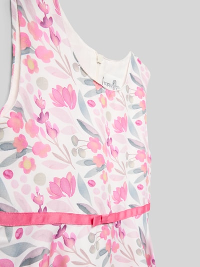 Meisje draagt 'Kleid aus Viskose-Mix mit Taillenband' van Happy Girls, roze bloemen allover, a-lijn, taillenband met strik, detailopname bovenlijfje