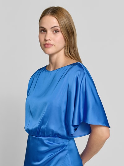 Frauenmodel trägt Schimmerndes Midikleid im One-Shoulder-Look von comma in glänzendem Blau, gerader Schnitt, Material-Mix mit Viskose-Anteil, Nahaufnahme Oberkörper.