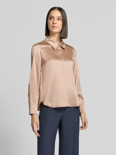 Frauenmodel trägt Regular Fit Hemdbluse aus reiner Seide von Luisa Cerano in Beige mit Hemdblusenkragen und Knopfleiste, Ganzkörperansicht von vorne.
