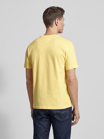 Mannenmodel draagt Regular Fit T-shirt uit puur katoen van Tommy Hilfiger, look: effen, gestikt logo, jersey, korte mouw, rugaanzicht