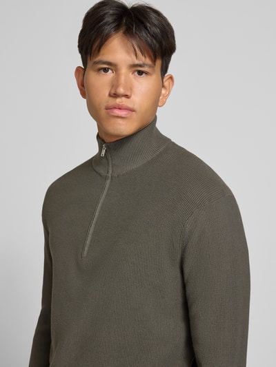 Männermodel trägt Regular Fit Pullover aus reiner Baumwolle Modell 'TONY' von ONLY in Olivgrün, Strukturstrick, Nahaufnahme Oberkörper. Herren Pullover von ONLY & SONS