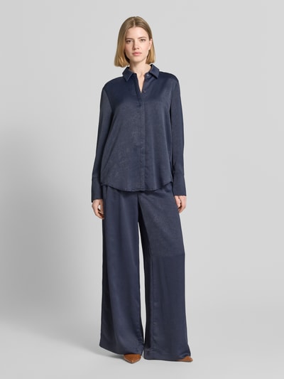 Frauenmodel trägt Regular Fit Hemdbluse mit Strukturmuster von Christian Berg Cocktail, florales Design, langärmelig, dunkelblau, Hemdblusenkragen, Rückenlänge bei Größe 36: 71 cm, Ganzkörperansicht von vorne.