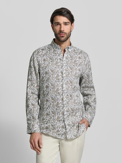 Männermodel trägt Regular Fit Leinenhemd aus reinen Leinen von Christian Berg Men mit Allover-Paisley-Print, Ganzkörperansicht von vorne.