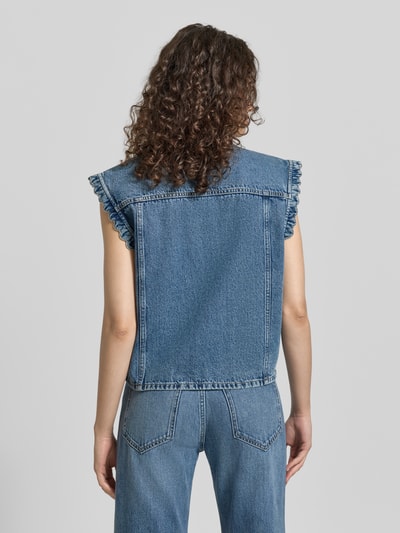 Modelka prezentuje Jeansweste mit Eingrifftaschen von Jake*s Casual, krój regular fit, okrągły dekolt, listwa guzikowa, wpuszczane kieszenie, falisty brzeg, długość tyłu w rozmiarze 36: 56 cm, szerokość ramion w rozmiarze 36: 48 cm, widok całej sylwetki z tyłu.
