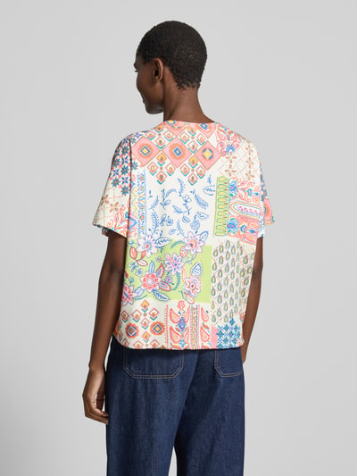 Frauenmodel trägt Oversized T-Shirt mit Rundhalsausschnitt von Smith and Soul im Allover-Look, Baumwoll-Mix mit Viskose, bunte Muster, Ganzkörperansicht Rückansicht.