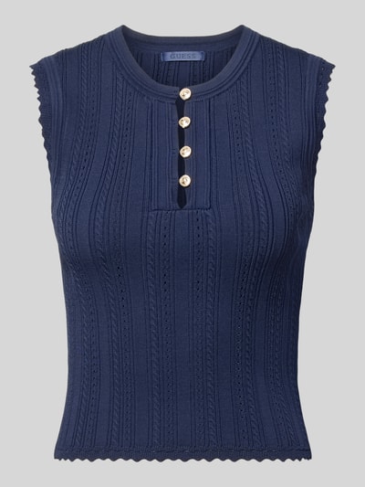 Produktfoto, Stricktop in Pointelle-Strick mit kurzer Knopfleiste von GUESS in Dunkelblau, rippige Textur, körpernaher Schnitt, Viskose-Mix