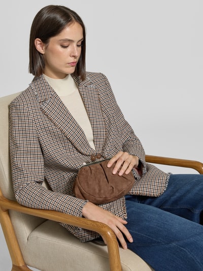 Kobiece model prezentuje kopertówkę Clutch aus echtem Veloursleder Modell 'KAVALOIS' od Weekend Max Mara, brąz, miękka skóra welurowa, Ganzkörperansicht von vorne.