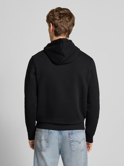 Männermodel trägt Hoodie mit Label-Print und Känguru-Tasche von Jack & Jones in Schwarz, Baumwoll-Mix, Ganzkörperansicht Rückansicht