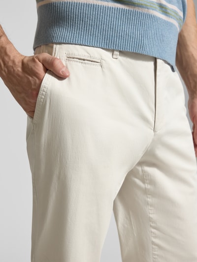 Männermodel trägt Straight Fit Stoffhose mit Lyocell-Anteil Modell 'Everest' von BRAX in Creme, Baumwoll-Lyocell-Mix, Nahaufnahme Oberkörper, Herren Stoffhose mit Eingriffstaschen, Gesäßtaschen, Münztasche sowie Knopf- und Reißverschluss, Bundweite ca. 46 cm, Innenbeinlänge ca. 82 cm bei Größe 50.