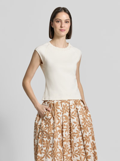 Frauenmodel trägt T-Shirt mit Rundhalsausschnitt von ROBE LÉGÈRE aus Baumwoll-Elasthan-Mix, Slim-Fit, Kappärmel, Farbe Creme, Nahaufnahme Oberkörper.