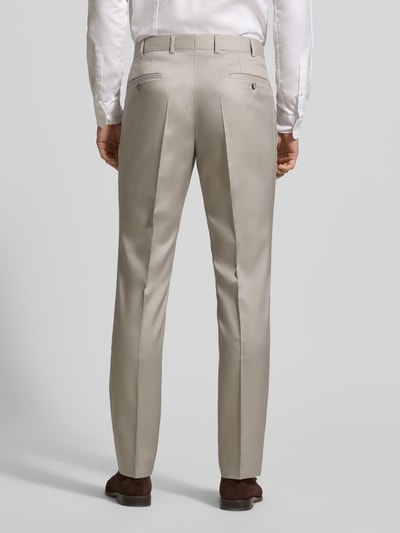 Männermodel trägt Anzughose aus Woll-Mix mit Bügelfalten von Wilvorst in Beige, Slim Fit, Gesäßtaschen, Ganzkörperansicht Rückansicht.