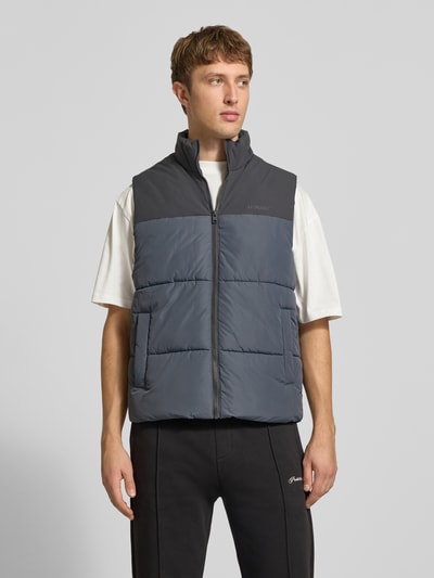 Männermodel trägt Weste mit Stehkragen Modell 'RAZE' von JACK & JONES, Farbkombination Grau, Regular Fit, Eingrifftaschen, Ganzkörperansicht von vorne.