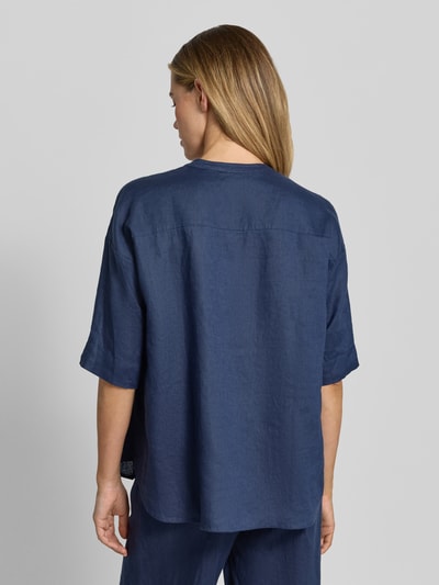 Frauenmodel trägt Leinenbluse mit 3/4-Arm und Motiv-Stitching von Emily Van den Bergh, reines Leinen, Loose Fit, Ganzkörperansicht Rückansicht