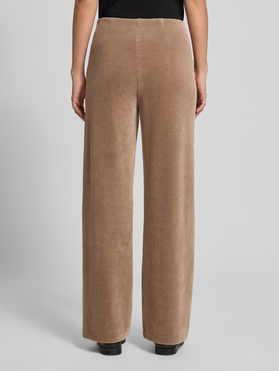 Frauenmodel trägt Regular Fit Cordhose aus Baumwoll-Mix Modell 'ELAINE' von Raffaello Rossi in Beige, breite Beine, Damen Cordhose, Ganzkörperansicht Rückansicht.