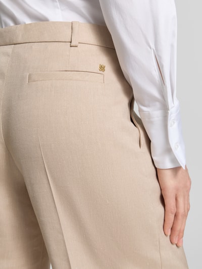 Frauenmodel trägt Weite Hose aus Viskose-Mix Modell 'HALATI' von HUGO in Bi-Color Optik mit Logo-Applikation, Nahaufnahme Rückansicht.