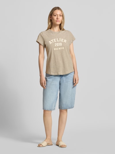 Frauenmodel trägt Regular Fit T-Shirt mit Logo-Print Modell 'Camp' von MOS MOSH aus reiner Baumwolle in Beige, Rundhalsausschnitt, Damen T-Shirt, Rückenlänge bei Größe S 62 cm, Ganzkörperansicht von vorne.