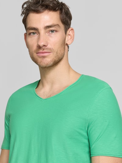 Männermodel trägt Regular Fit T-Shirt mit V-Ausschnitt von MCNEAL in Grün, Reine Baumwolle, mit Rollsaum, Nahaufnahme Oberkörper.