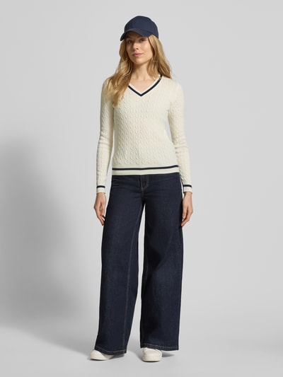Vrouwenmodel draagt Slim Fit Longsleeve in breilook van Christian Berg Woman, katoenmix, v-hals, elastische boorden, vooraanzicht fullbody.
