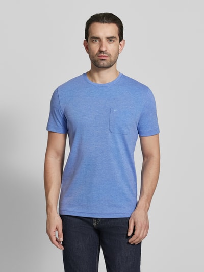 Männermodel trägt T-Shirt mit Rundhalsausschnitt und Brusttasche von Christian Berg Men, Material-Mix, Regular-Fit, Ganzkörperansicht von vorne.