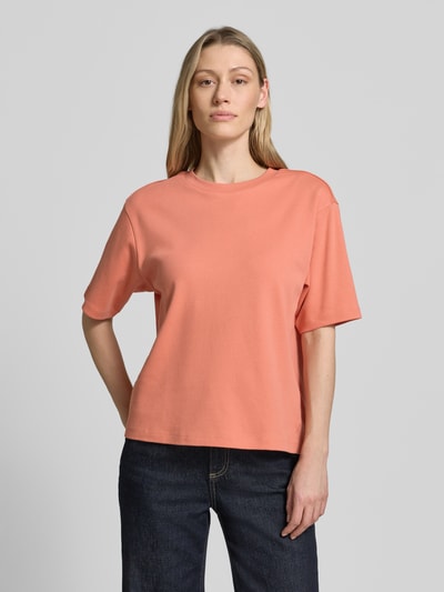 Frauenmodel trägt T-Shirt mit Rundhalsausschnitt von JAKE*S STUDIO WOMAN in Koralle, reine Baumwolle, Relaxed Fit, Ganzkörperansicht von vorne.