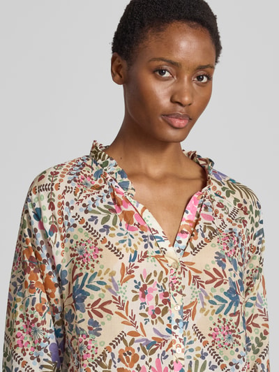 Frauenmodel trägt Relaxed Fit Bluse aus reiner Baumwolle von Smith and Soul mit floralem Allover-Print, Stehkragen, 3/4-Arm, durchgehender Knopfleiste, leichte Textur; Nahaufnahme Oberkörper.