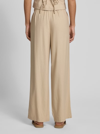 Frauenmodel trägt Wide Leg Leinenhose mit elastischem Bund Modell 'GOA' von Only, Optik: Unifarben, Viskose-Leinen-Mix, Ganzkörperansicht Rückansicht.