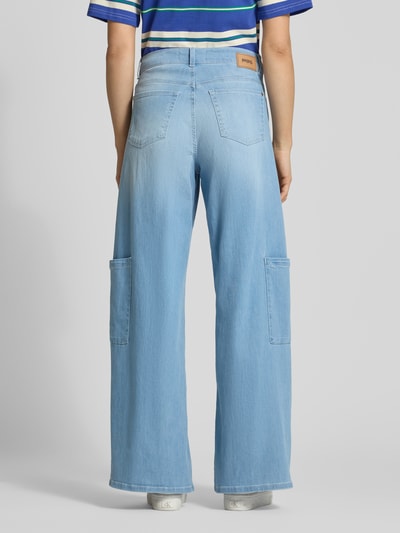 Frauenmodel trägt Wide Leg Jeans mit Cargotaschen Modell 'LIVA SEAM CARGO' von Angels in Hellblau, Denim-Textur, Ganzkörperansicht Rückansicht. Baumwoll-Mix mit Stretch-Anteil, angesetzte Cargotaschen, Bundweite 41 cm, Innenbeinlänge 83 cm bei Größe 36/32.